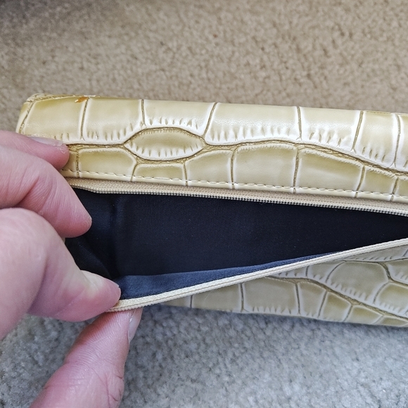 KENNETH COLE REACTION WOMEN'S TRIFOLD FLAP SNAP WALLET - Picture 3 of 7